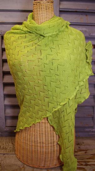 Preview: Dreiecktuch Susi Linde von Invero, Frühlingsgrün, Merinowolle